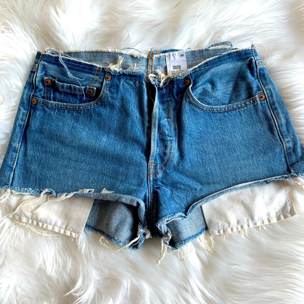 Levi blue jean shorts size 25